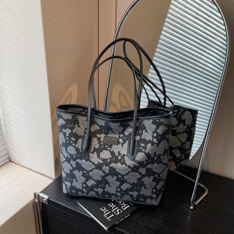 Bag women's large-capacity new summer versatile leisure shoulder college student class commuting tote bag