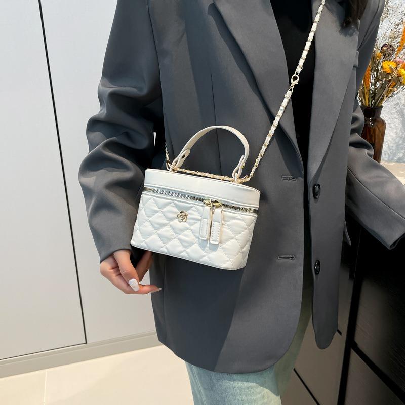 2 Winter new diamond chain portable women's bag fashionable personality shoulder crossbody bucket bag