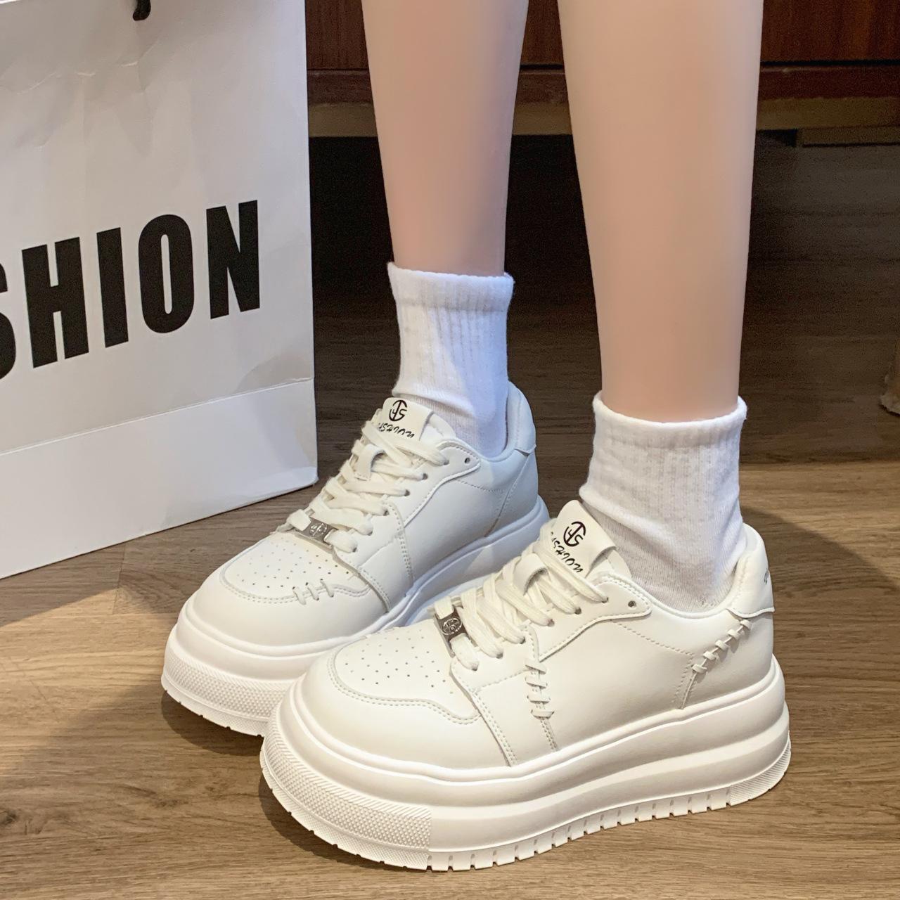 

Кожаные белые туфли на платформе женские весна 2025 новые увеличивающие рост спортивные и повседневные туфли для хлеба универсальные туфли для доски 6 см 35