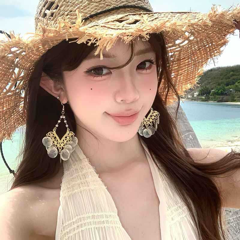 

Spring and summer vacation style retro shell fringed earrings women s light luxury niche high-end stud earrings temperament atmospheric earrings
