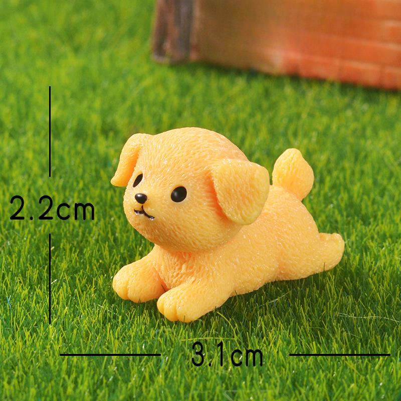 

Озорной щенок золотистого ретривера Микроландшафтное садоводство Смола Маленькое декоративное животное Prone position