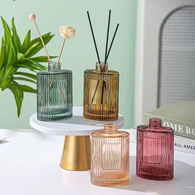 Hochwertige vertikale Streifen große Kapazität Glas Aromatherapie Flasche mit Diffusor Stäben für kreative Heimdekoration.
