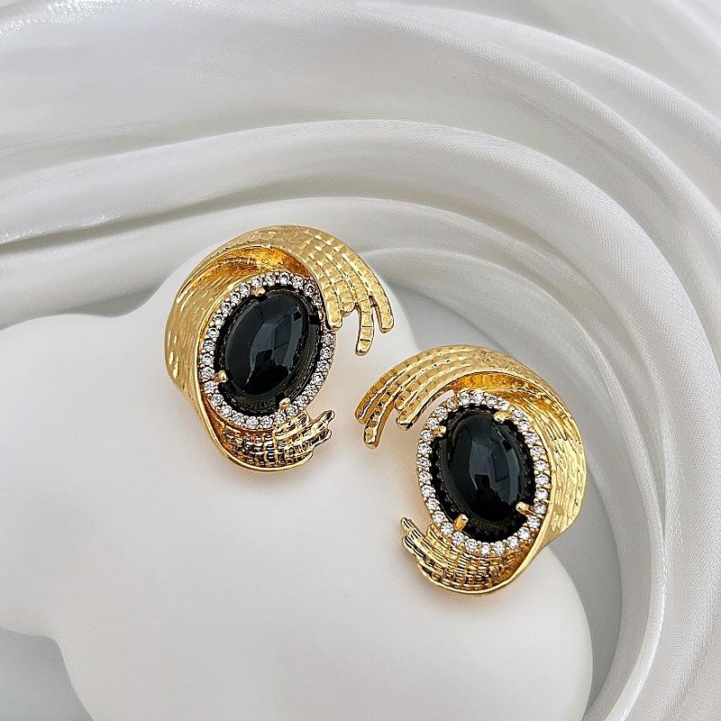 

Retro Court Style Zircon Stud Earrings Light Luxury Fashion Trend Hong Kong Style Temperament Stud Earrings Unique Personality Earrings Women