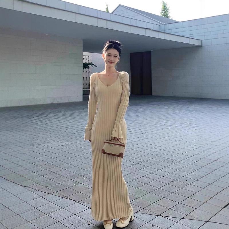 [] Early autumn new pendant temperament long dress women's high-end exquisite figure minimalist knitted dress