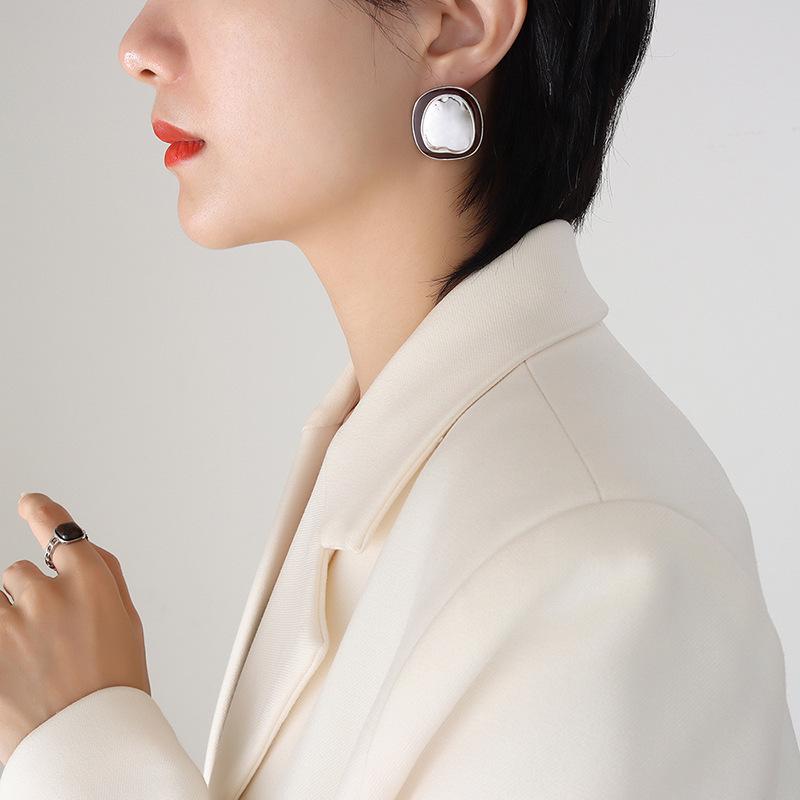 French Retro Oval Earrings: 18K Gold-Plated Titanium Steel, High Quality Fashion Accessory