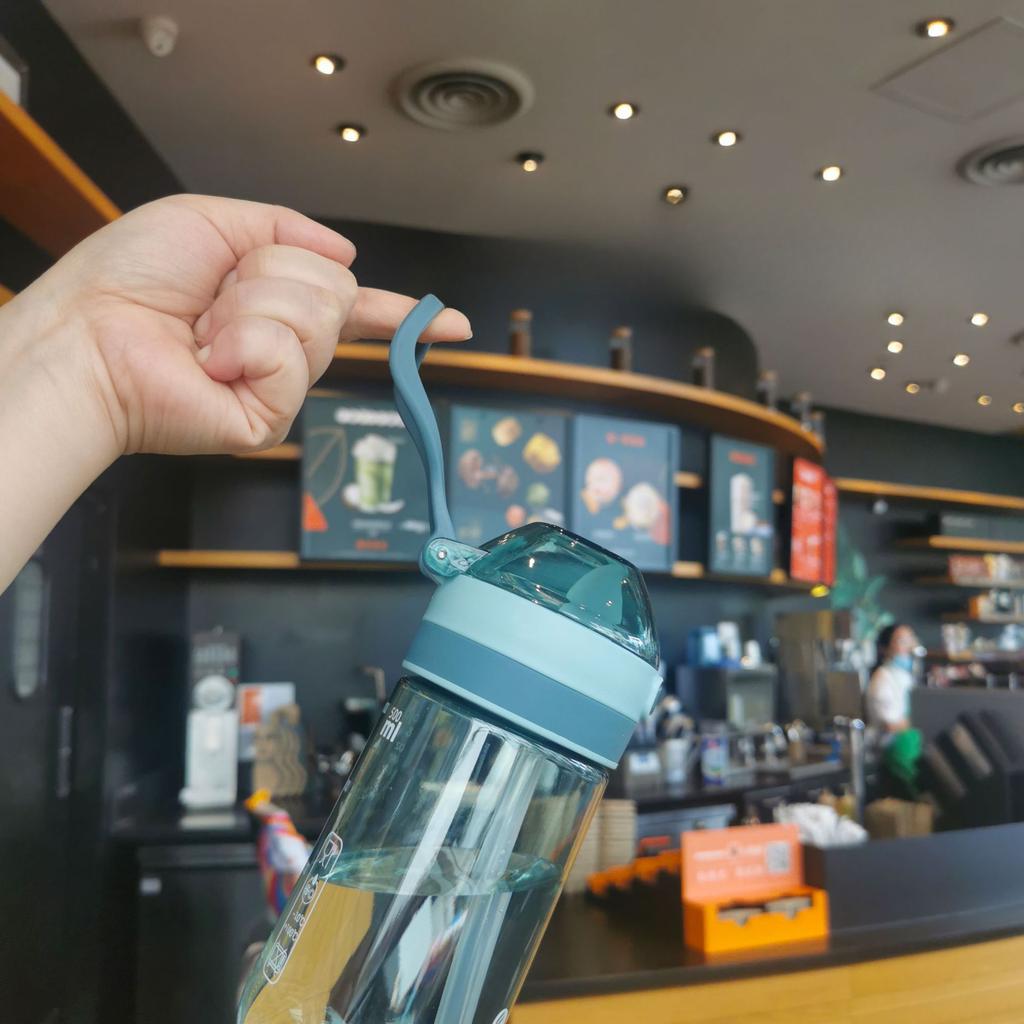 Utendørs sport plastkopper Plastkopper med praktiske håndtak og andebbsugerør for studenter.