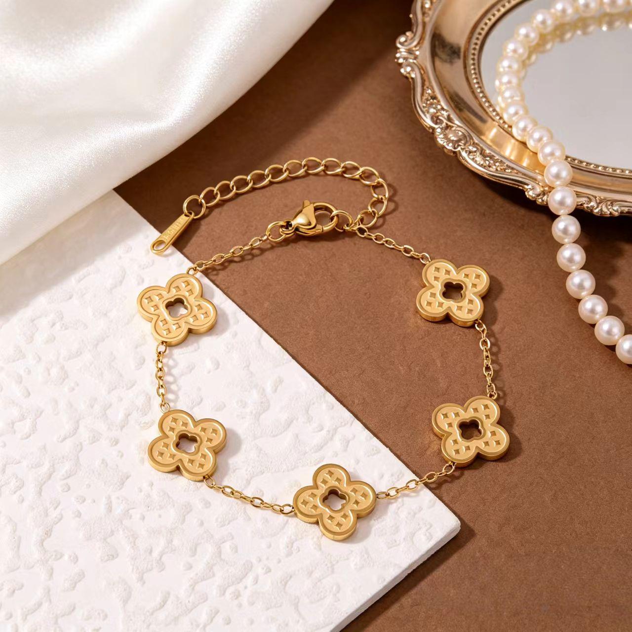 2026 18K Gold High-End Four-Leaf Clover Bracelet: Fashionable, Versatile Women s Jewelry 18K Gold