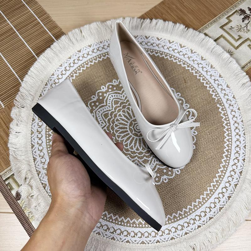 Fashion Flat Shoes Women's 2025 Spring and Autumn New Round Toe Ballet Shoes Bow Knot Shallow Retro Patent Leather Red Plus Size 43 44