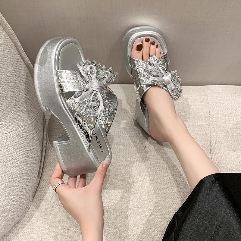 

Толстая подошва новые однословные шлепанцы Новый год новые стразы мода крутые шлепанцы женские летние для улицы бант универсальное чувство мода 40