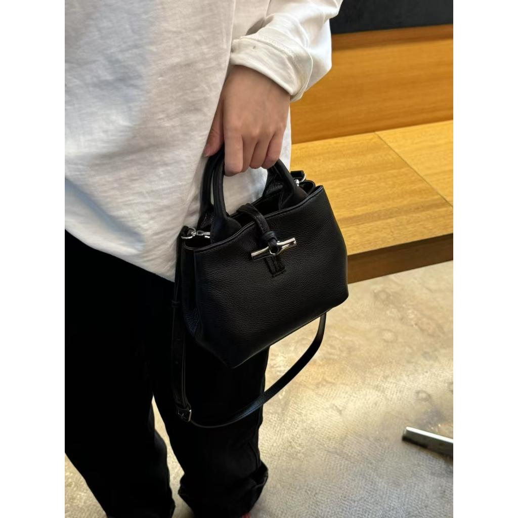 2025 Borsa da donna borsa a tracolla alta qualità primo strato pelle bovina borsa a secchiello portatile borsa di bambù versatile moda borsa in pelle da donna