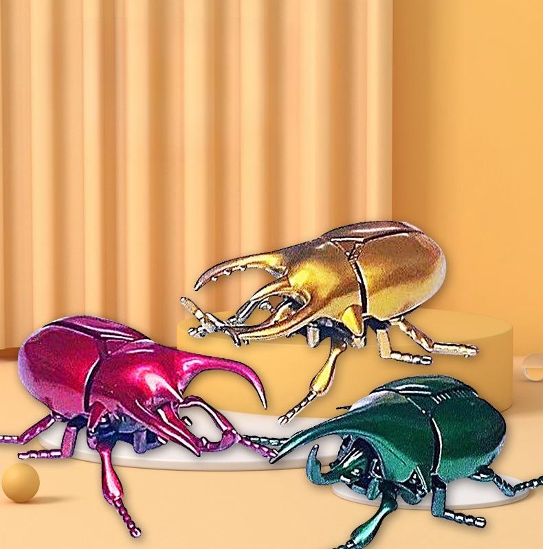 Kreative Streich-Requisiten Bewegliches Insektenmodell Aufziehkäfer für Kinder Aufzieh-Tierspielzeug Brettspiel Geschenk zum Kindertag