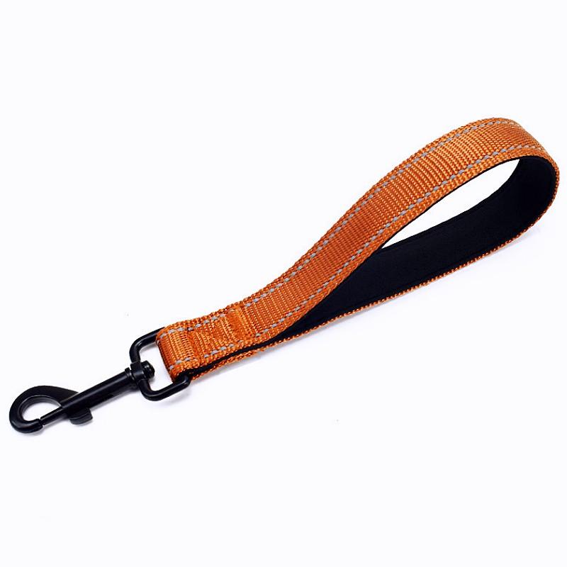 Laisse pour chien Laisse pour chiens courts 25 cm Nylon Laisse réfléchissante pour la promenade du chien Poignée confortable Laisse pour chiens courts Chaîne pour animaux de compagnie en nylon brun foncé