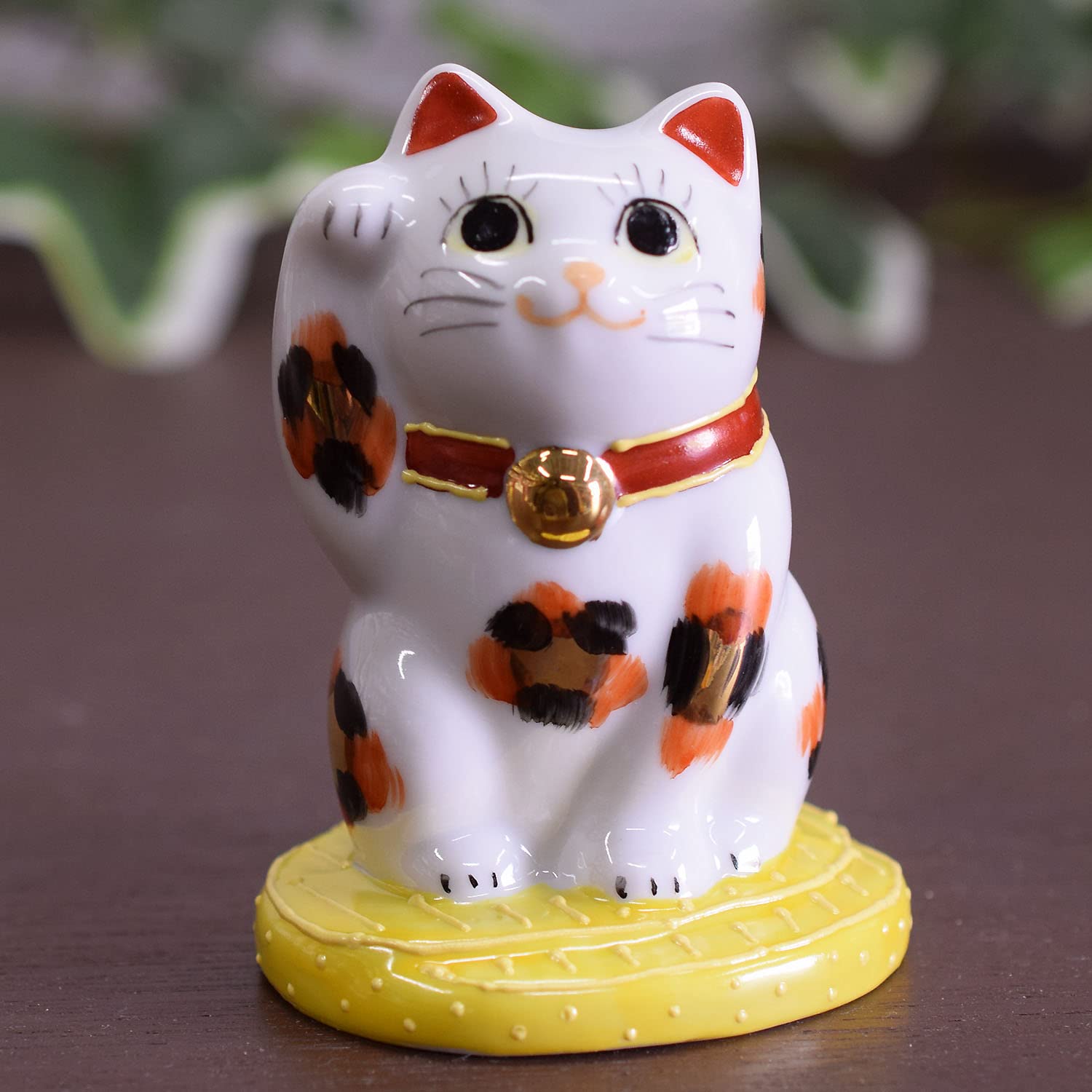 

Kutani ware, oval-shaped, right hand, beckoning cat, golden calico