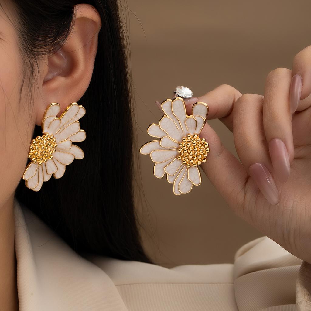 French Vintage Layered Daisy Flower Stud Earrings for Women Sweet Niche Fashion Jewelry Party Accessories Gifts