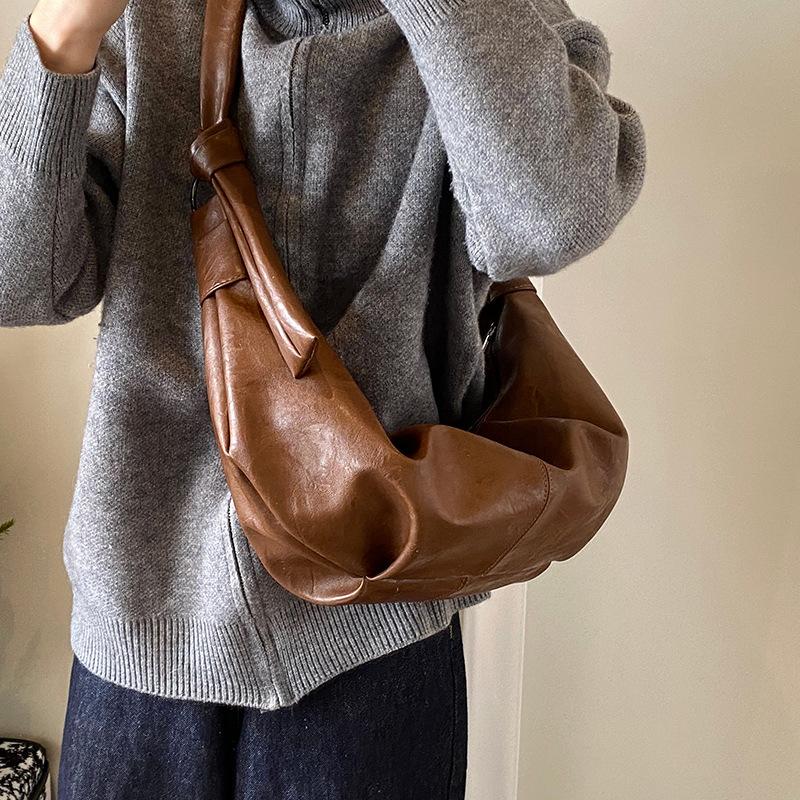 Large Capacity Retro Soft Leather Pleated Dumpling Bag Lazy Style Casual Versatile Horn Shoulder Messenger Bag