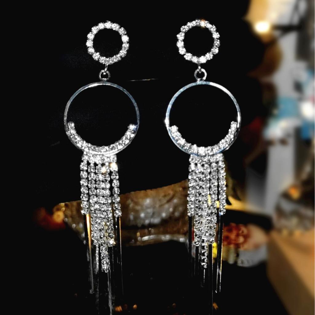 Modische übertriebene Ohrringe mit Diamantfransen