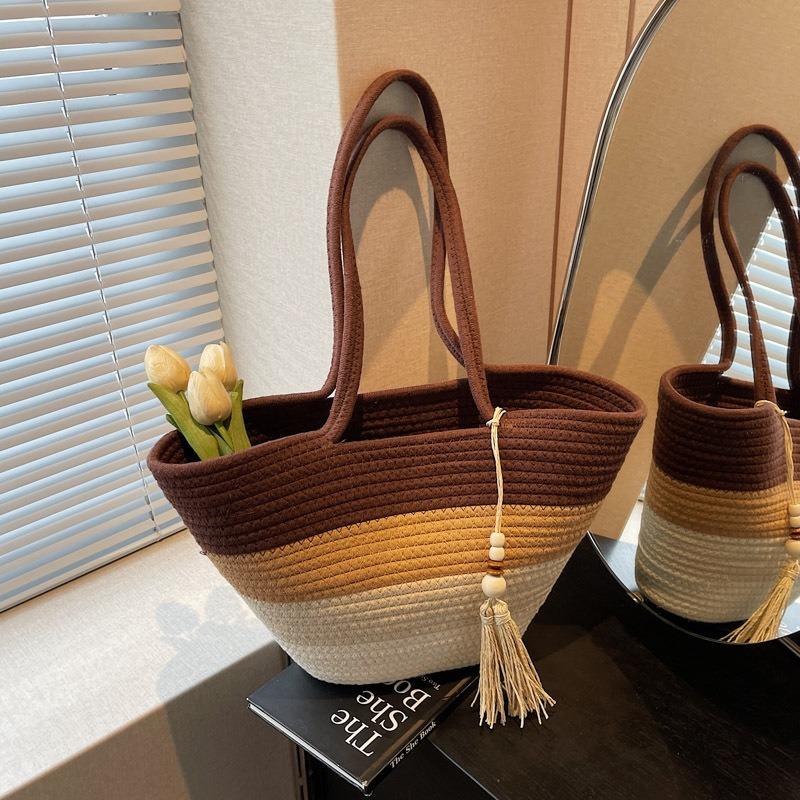 

Woven straw bag women s large-capacity new contrasting color seaside beach single shoulder underarm bucket bag tide