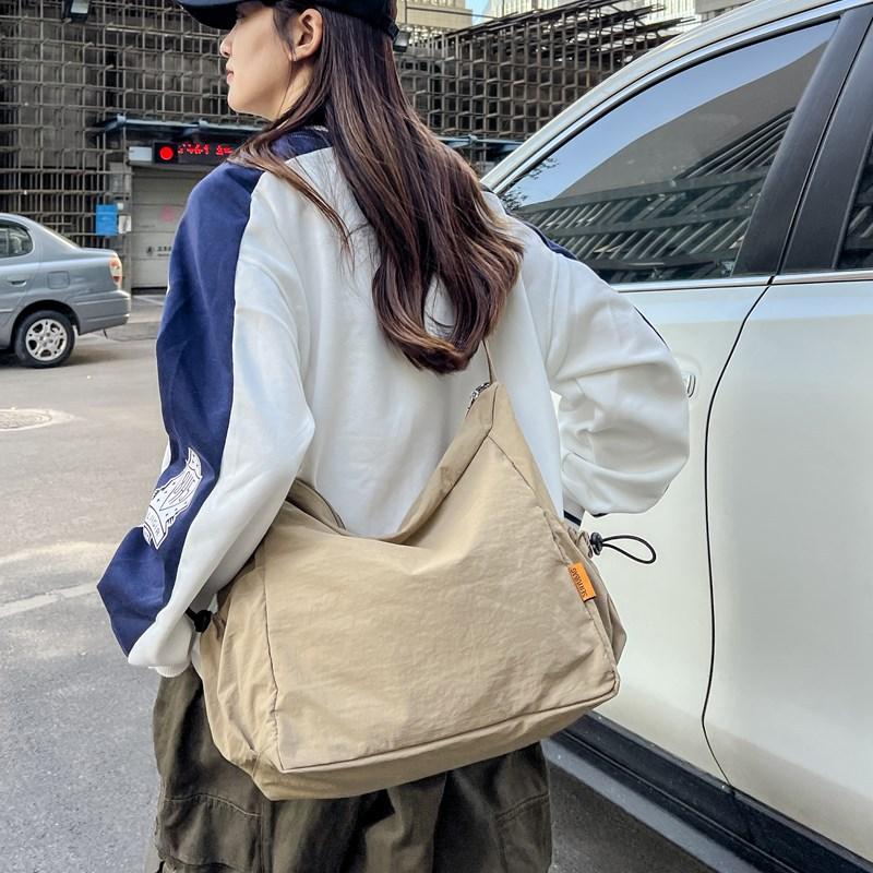 Large-capacity Simple Tooling Wind Messenger Bag Women's Solid Color Lightweight Tote Bag 2025 Summer New Sports Shoulder Bag
