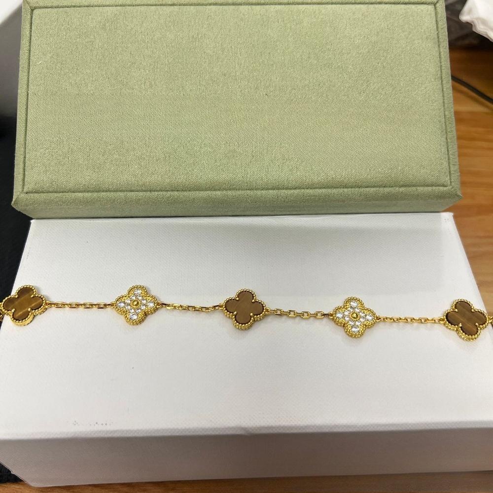 Vierblättriges Klee- und Fünfblüten-Armband mit rotem Achaten - Ein Geschenk für deine Freundin