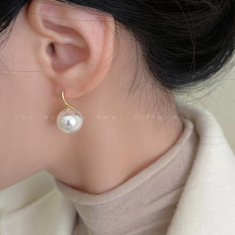 Elegant 2024 Baroque Pearl Earrings: Trendy Retro High-Heel Ear Hooks for Women.