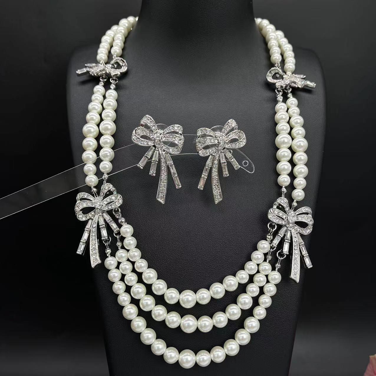 

Vintage Multi-Layer Pearl Bow Clavicle Necklace