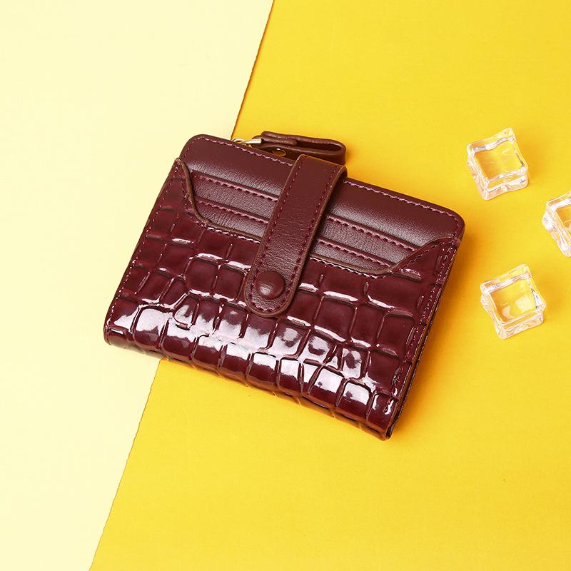 Retro Crocodile Pattern Ladies Short Wallet with Multi-Card Slots and Coin Purse.