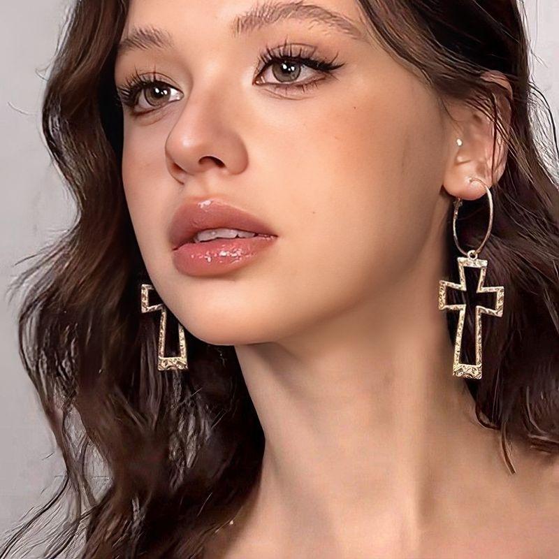 

Модные винтажные серьги-кресты для женщин, вырезанные, длинные, металлические, стильные серьги, нишевый стиль, преувеличенные, доступная роскошь, изящные серьги Cross earring