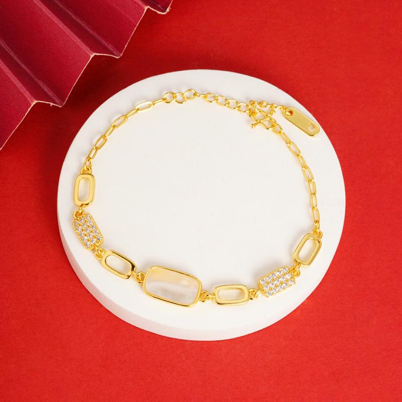 Elegancki Złoty Zestaw Biżuterii Wietnamskiej z Motylem: Długotrwały naszyjnik, pierścionek, kolczyki, bransoletka