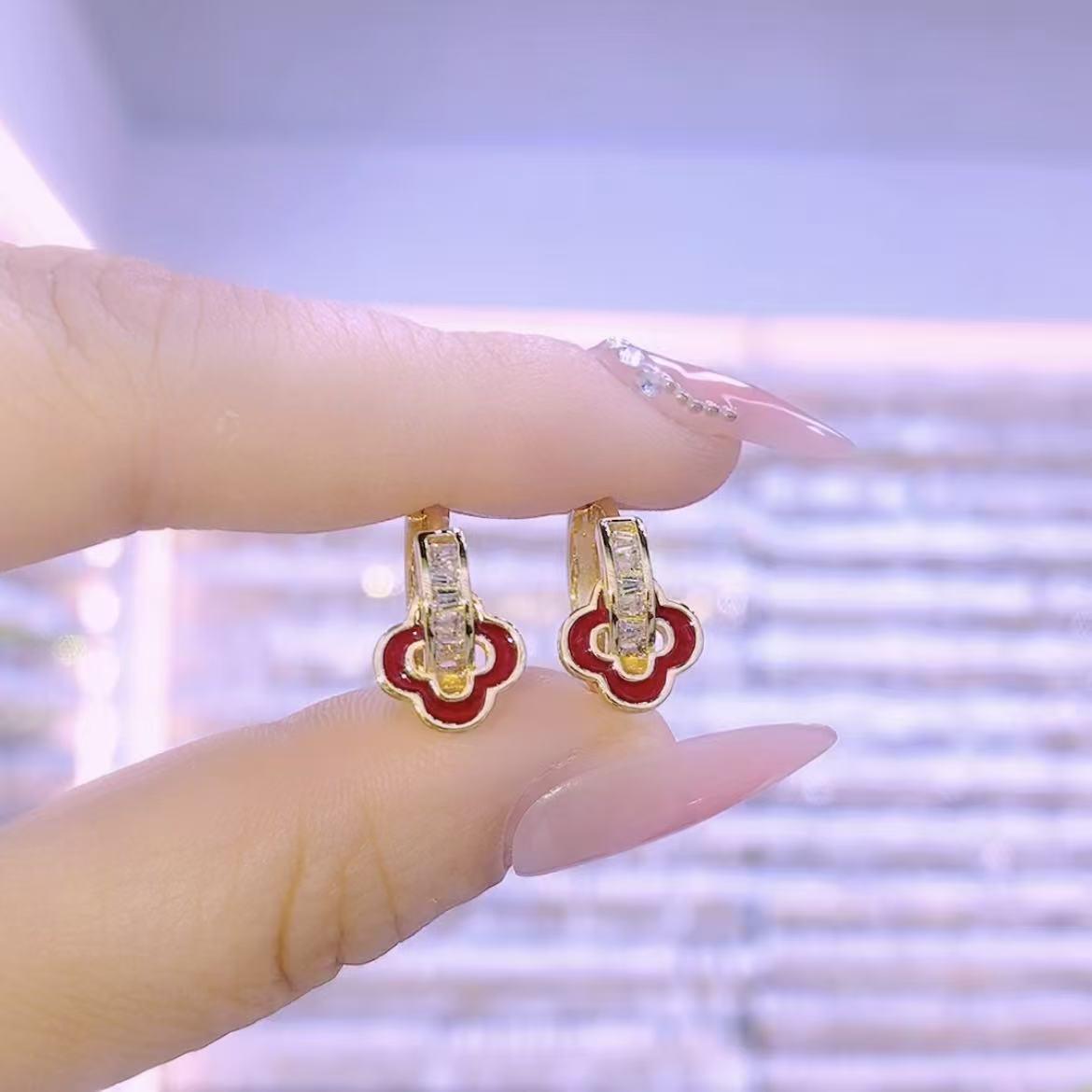 

Red Four-Leaf Clover Stud Earrings: Unique Women s Design for Autumn & Winter, Perfect for New Year s Elegance