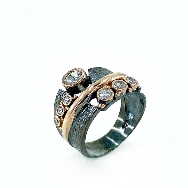 

Кольцо ручной работы специального дизайна с черным родием и серебром