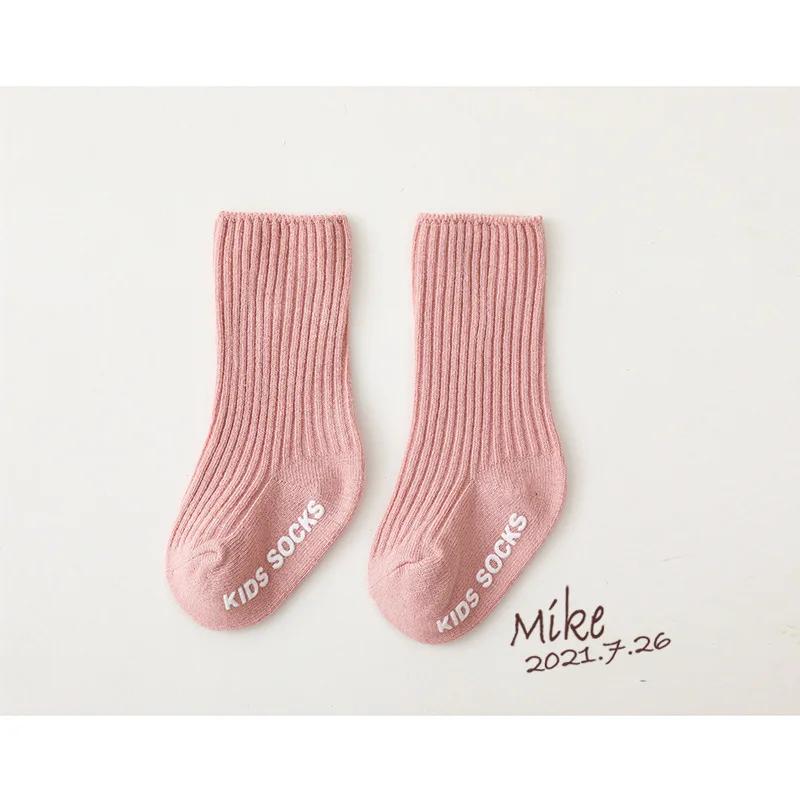 Herbst Winter Baby Mädchen Junge Einfarbig Weiß Buchstabe Bodensocken für 0-3J Kleinkinder Kinder Neugeborenes Baby Weiche Baumwolle Rutschfeste Strümpfe