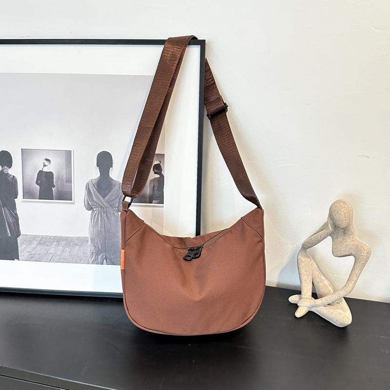 

Студенческая повседневная сумка из нейлонового холста женская 2025 новая трендовая корейская версия сумка-пельмень универсальная вместительная сумка-мессенджер коричневый