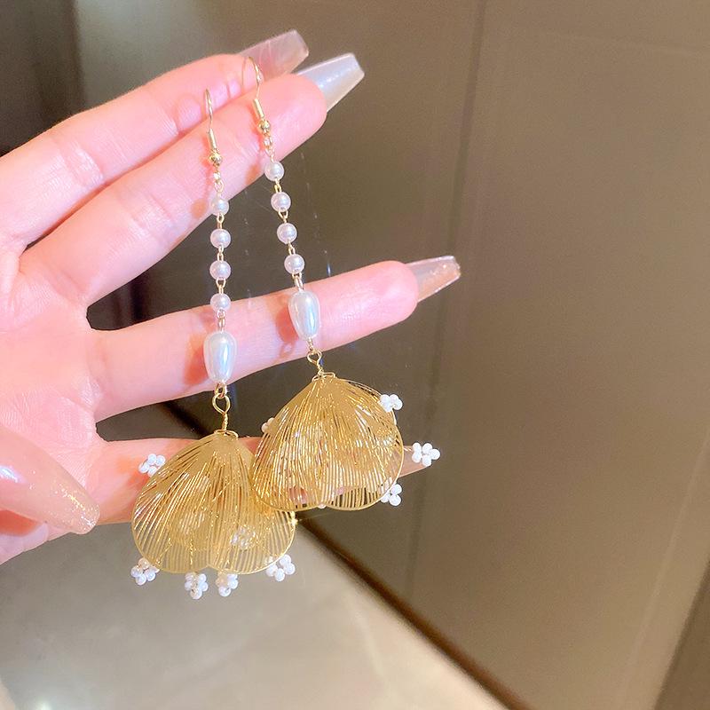 Vintage Quastenohrringe aus Silbernadel: Elegantes Wassertropfendesign mit einem Retro-literarischen Touch