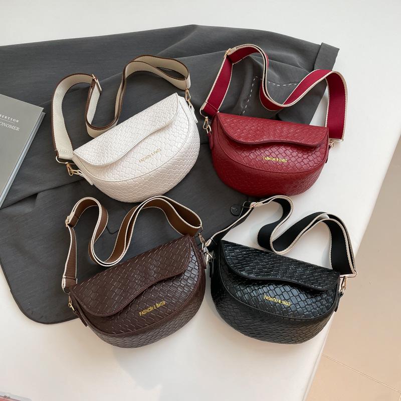 Fashion Single Shoulder Underarm Crossbody Saddle Bag Female Texture 2025 New Popular Retro Personalized Woven Pattern Large Capacity