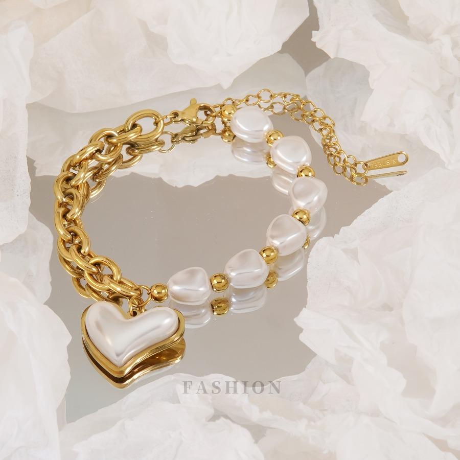 Ein modisches vielseitiges Armband mit Imitation Perlen und barockem Herz | Elegant 18K Goldplattiert, 304 Edelstahl