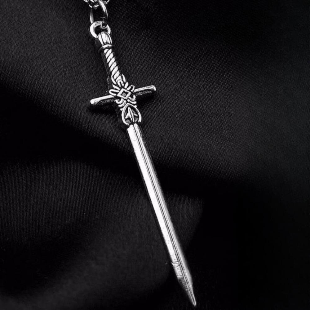 Collier Pendentif Épée Aiguisée Croisée Couleur Argent Créative Personnalité pour Femmes Hommes Chaîne de Collier Punk Hip-hop Accessoires de Bijoux