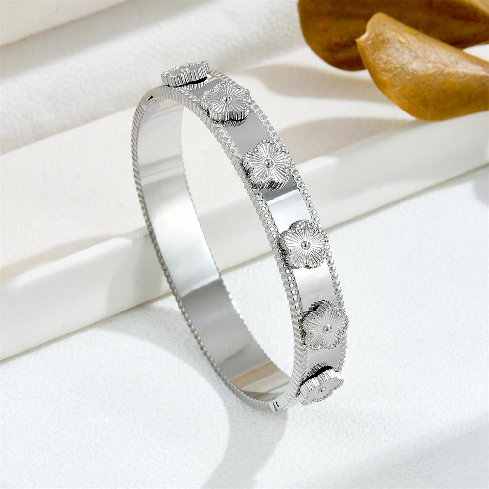 2026 Five-leaf Flower Design High-end Jewelry Light Luxury Temperament Fashion Versatile Ins Style Bracelet