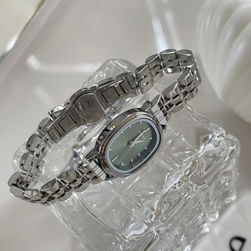 Retro Europäische Und Amerikanische Kleine Zifferblatt Damen Nische Leichter Luxus Damen Studentenstil Einfach Hochwertig Stahlarmband Uhr Damen