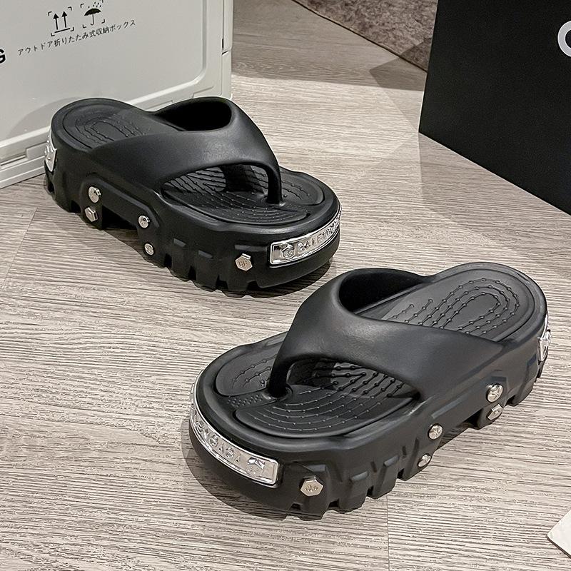 Fashion Punk Style Women Clogs 2025 New Arrival Soft EVA Thick Platform Slippers Comfortable Garden Shoes Fashion Beach Sandals