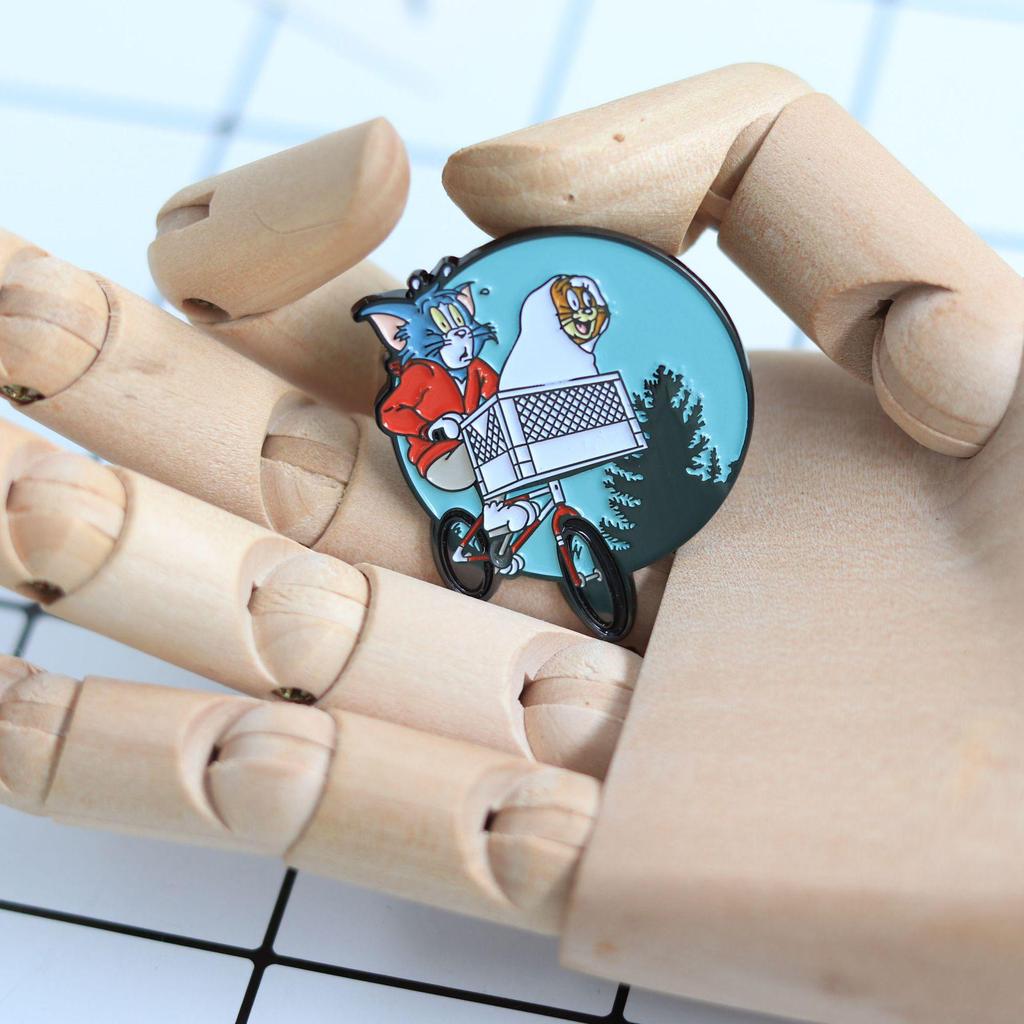 Skeleton Ghost Brooch: Cartoon Horror Style Badge for Bags and Clothes – Fun, Humorous Novelty Decoration
