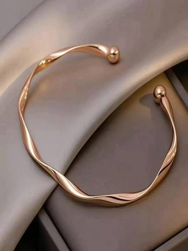A French-Style Retro Twisted Möbius Silver Bracelet, Minimalist European and American Style Open Bracelet, Unique Design Versatile Commuter Accesso
