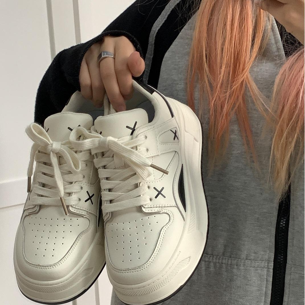 

Осенние новые белые туфли на платформе для женщин в стиле ретро, увеличивающие рост, спортивная женская обувь, повседневная универсальная обувь для сноуборда для детей 40 чёрный