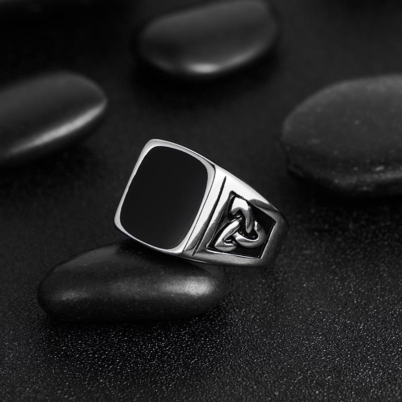 Retro Pattern Domineering Totem Dripping Oil Triangle Men's Rubber Large Ring