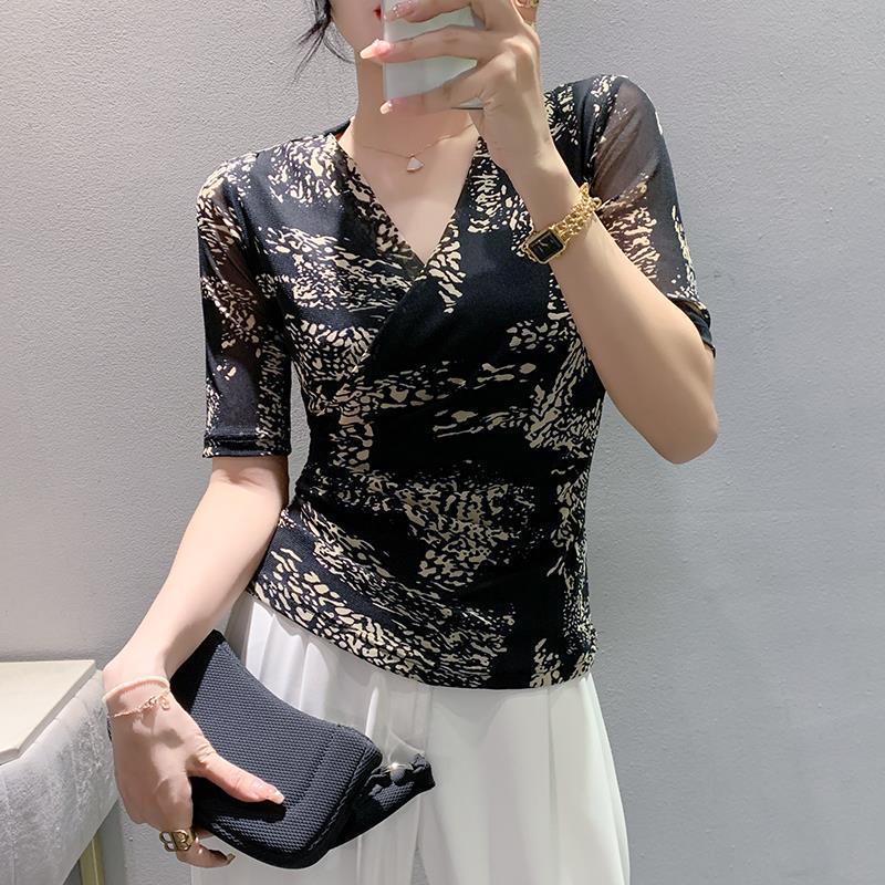 2023 Women's European Slim-Fit V-Neck Mesh Print Mid-Sleeve Pleated T-Shirt