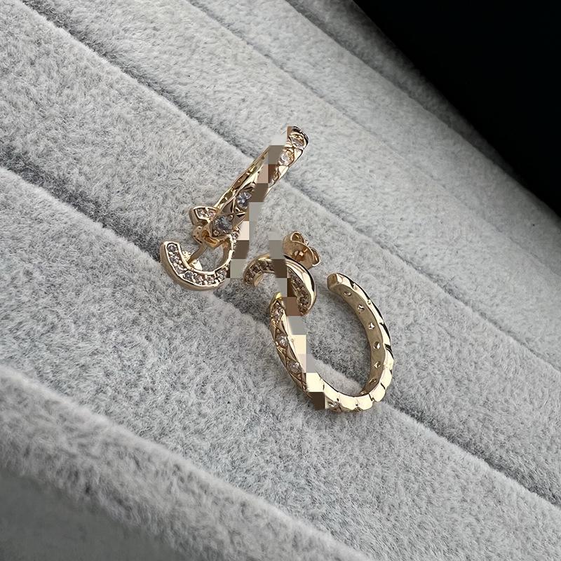 Diamond-Inlaid Rhombus Wave Earrings for Women, Coco Style, High-End, Versatile, Fashionable, Light Luxury Design
