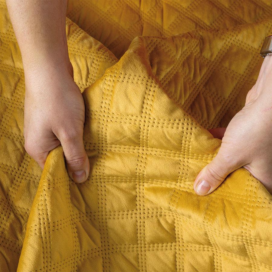 VELVI Decorative bedspread in a shade of royal saffron - 170x210cm