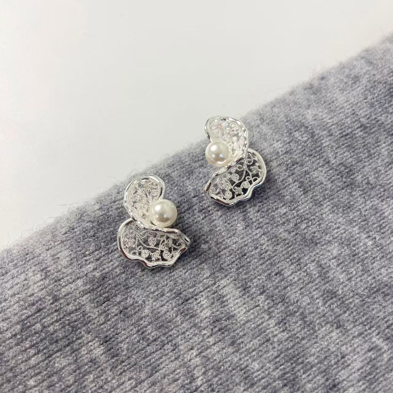 S925 Silver Needle Gentle Zircon Twisted Pleated Pattern Hollow Earrings New Chinese French Pearl Ears