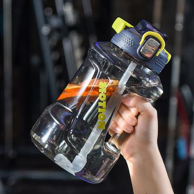 Neue transparente Hand-T-Fässer für Männer und Frauen, Fitness-Kunststoffbecher mit großem Fassungsvermögen und Strohhalm, tragbarer Sport-Wasserkocher für den Außenbereich