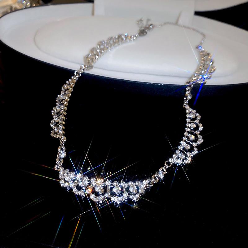 

Elegant Diamond-Studded Teardrop Lace Necklace - Minimalist Luxury for Women