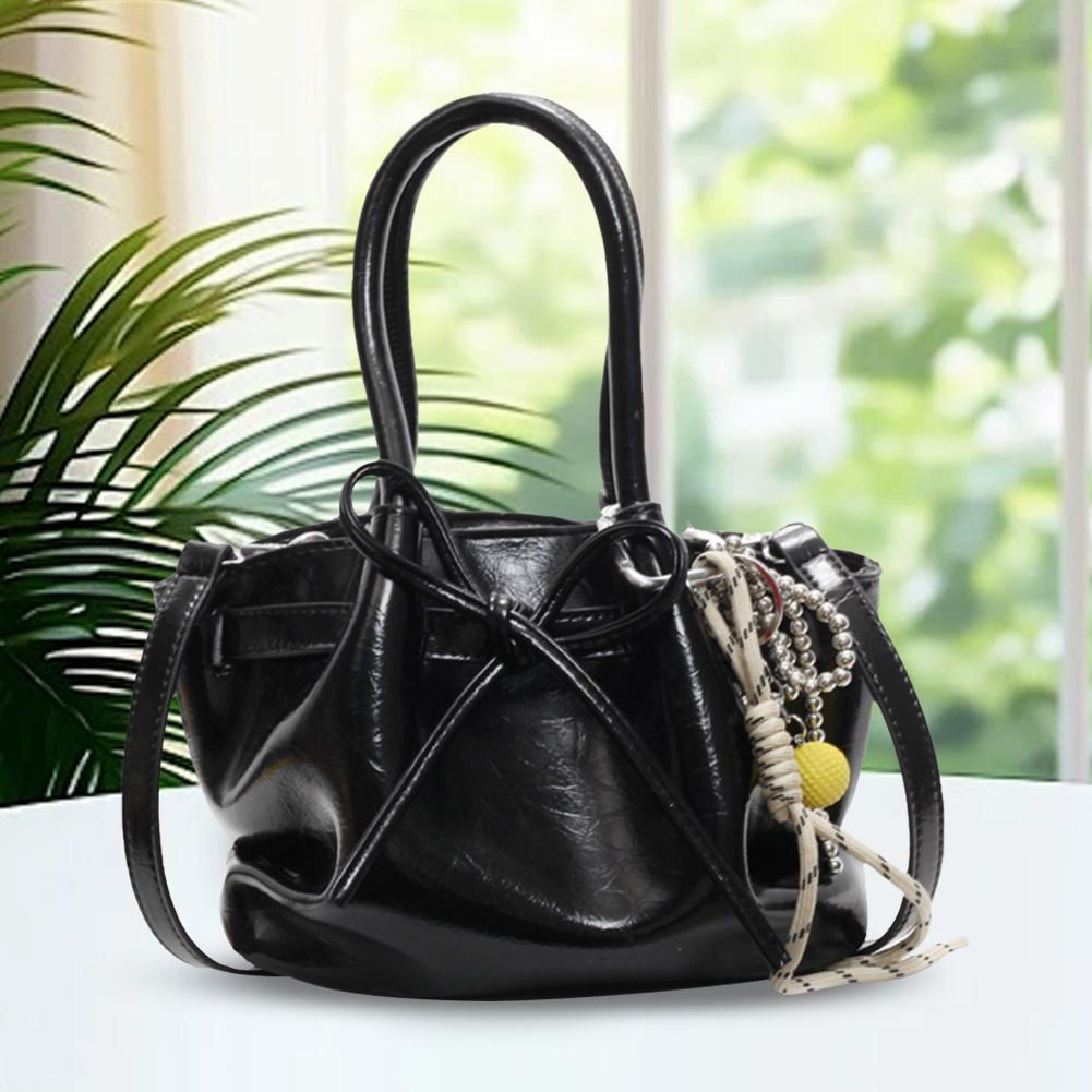 

Women PU Fashion Shoulder Bag with Pearl Pendant Stylish Crossbody Bag Adjustable Strap Simple Carrying Bag Daily Commuting Bag чорний